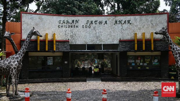 Pengunjung yang berada di kawasan TM Ragunan, di wajibkan mengikuti protokol kesehatan Covid-19, dengan 5M. Jakarta, Minggu (2/5/2021). CNN Indonesia/Andry Novelino