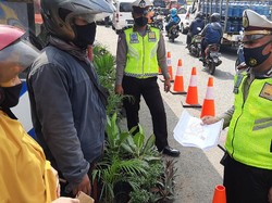 Ibu Hamil Tua Nekat Naik Motor Tangerang-Brebes Meski Dilarang Polisi