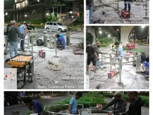 Dini Hari, Portal S Dipasang di Trotoar Seberang Mal Kuningan City Jaksel