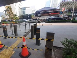 Penampakan 1 Portal S yang Terpasang di Trotoar Depan Kuningan City Penampakan 1 Portal S yang Terpasang di Trotoar Depan Kuningan City