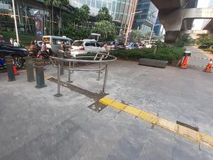 Portal S Terpasang, Trotoar Depan Kuningan City Jaksel Sepi Pemotor