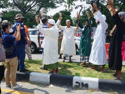 Diputar Balik di Suramadu, Jemaah Asal Pamekasan Turun ke Jalan Doa Bersama