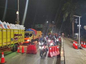 Polisi Persempit Jalur Motor di Penyekatan Bekasi-Karawang Polisi Persempit Jalur Motor di Penyekatan Bekasi-Karawang