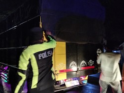 Petugas Periksa Belasan Truk Mencurigakan di Pos Penyekatan Majalengka