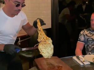 Salt Bae Buka Restoran Baru, Menunya Steak Lapis Emas Seharga Rp14 Juta!
