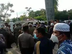 Demo di Depan Rumah Gubsu Ricuh, Satpol PP Pukul Wartawan