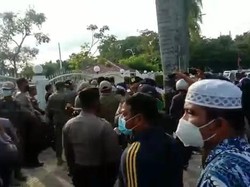 Demo di Depan Rumah Gubsu Ricuh, Satpol PP Pukul Wartawan