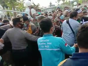 Demo Tolak Kenaikan BBM di Rumah Dinas Gubsu Ricuh!