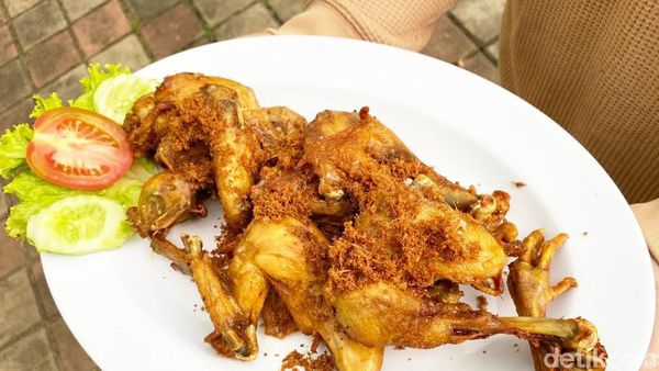 Lesehan Makan Ayam Goreng Kampung Bareng Genjer Oncom