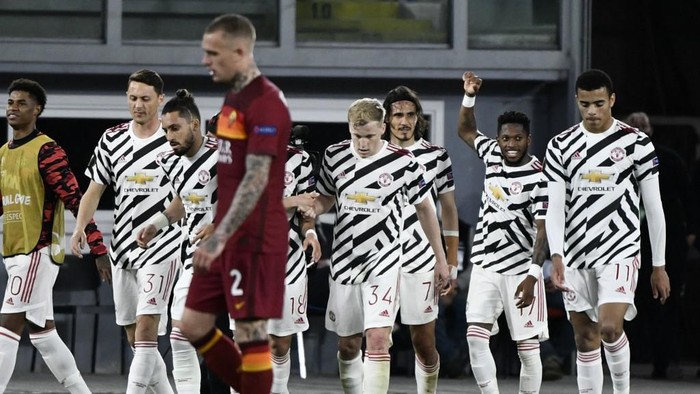 Manchester Uniteds Uruguayan forward Edinson Cavani (C) celebrates with teammates after scoring a goal during the UEFA Europa League semi-final second leg football match between AS Roma and Manchester United at the Olympic Stadium in Rome, on May 6, 2021. (Photo by Filippo MONTEFORTE / AFP)