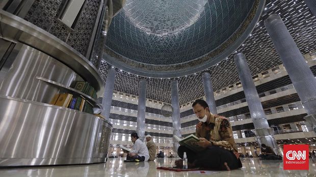 Seorang jamaah membaca Al-Quran usai shalat jumat di Masjid Istiqlal, Jakarta, Jumat, 7 Mei 2021. Pengelola Masjid Istiqlal meniadakan kegiatan iktikaf pada 10 hari terakhir bulan Ramadhan untuk mencegah penyebaran COVID-19. CNN Indonesia/Adhi Wicaksono
