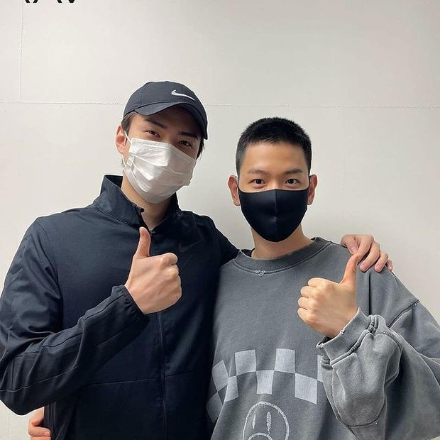 Sehun dampingi Baekhyun jelang wamil (foto: instagram.com/dyomii_12)