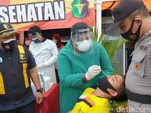 Polisi Rapid Tes Antigen Bagi Sopir Logistik di Pelabuhan Ketapang Banyuwangi