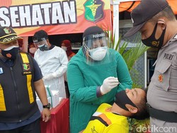 Polisi Rapid Tes Antigen Bagi Sopir Logistik di Pelabuhan Ketapang Banyuwangi