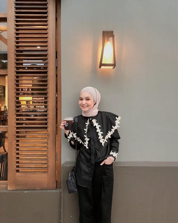 Soraya Ulfa/instagram.com/sorayaulfa15 Soraya Ulfa mengenakan atasan aksen cape detail bordir/instagram.com/sorayaulfa15