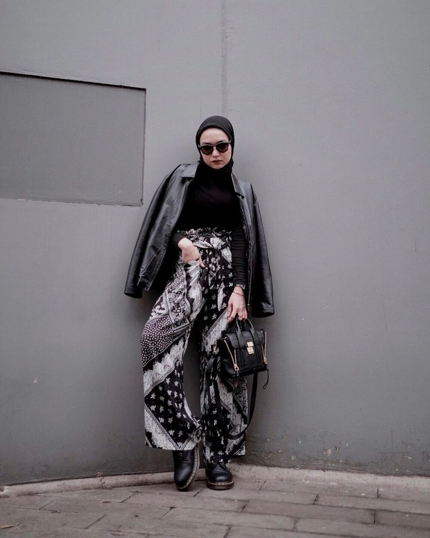 Soraya Ulfa/instagram.com/sorayaulfa15 Soraya Ulfa dengan mix and match atasan hitam dan celana batik/instagram.com/sorayaulfa15