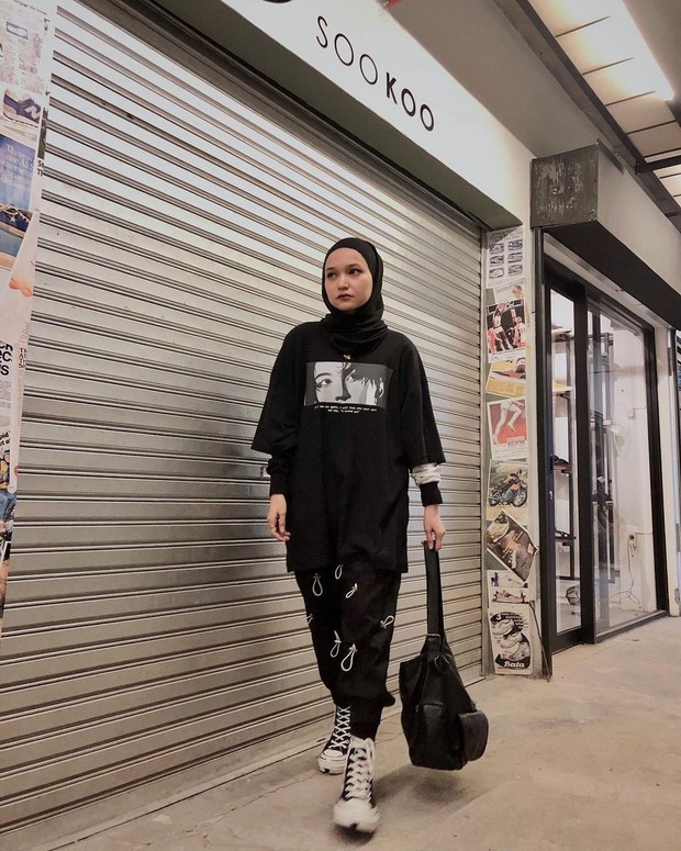 Soraya Ulfa/instagram.com/sorayaulfa15 Soraya Ulfa mengenakan t-shirt hitam oversized/instagram.com/sorayaulfa15