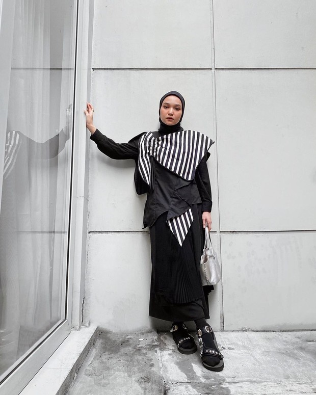Soraya Ulfa/instagram.com/sorayaulfa15 Soraya Ulfa mengenakan atasan berpotongan asimetris/instagram.com/sorayaulfa15