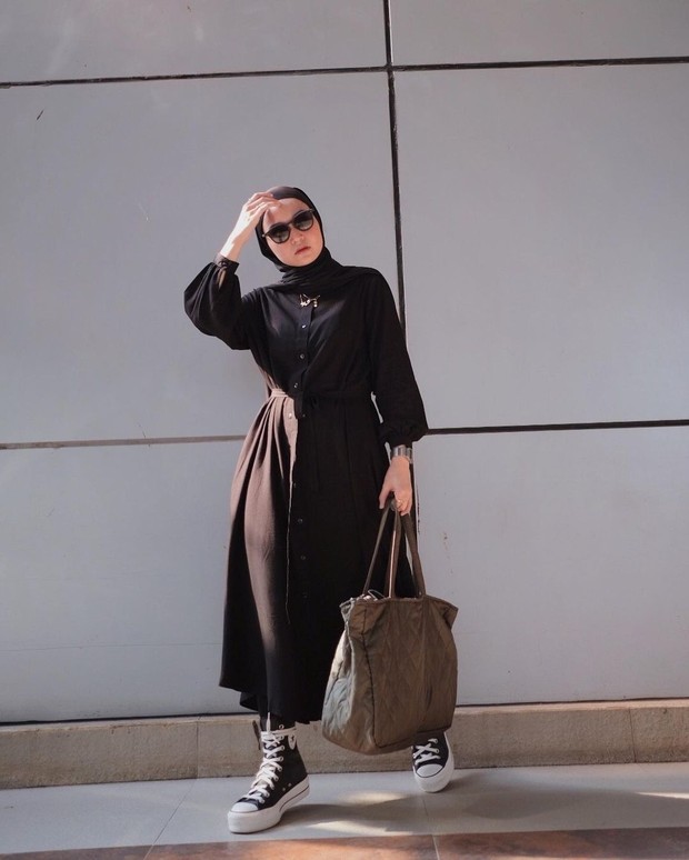 Soraya Ulfa/instagram.com/sorayaulfa15 Soraya Ulfa mengenakan dress hitam detail ikat di bagian pinggang/instagram.com/sorayaulfa15