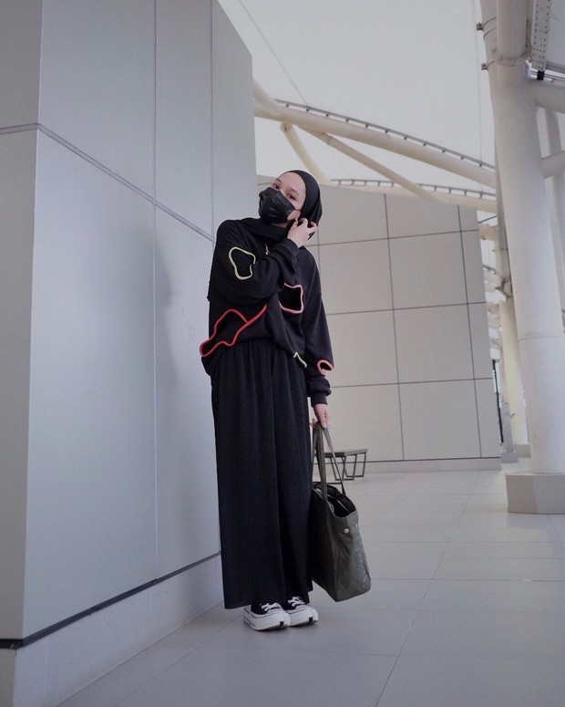 Soraya Ulfa/instagram.com/sorayaulfa15 Soraya Ulfa mengenakan atasan sweater dan bawahan palazzo pants/instagram.com/sorayaulfa15