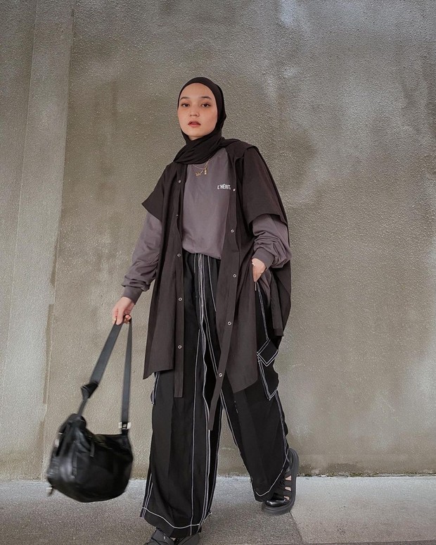 Soraya Ulfa/instagram.com/sorayaulfa15 Soraya Ulfa mengenakan tio skirt pants hitam dan outer hitam/instagram.com/sorayaulfa15