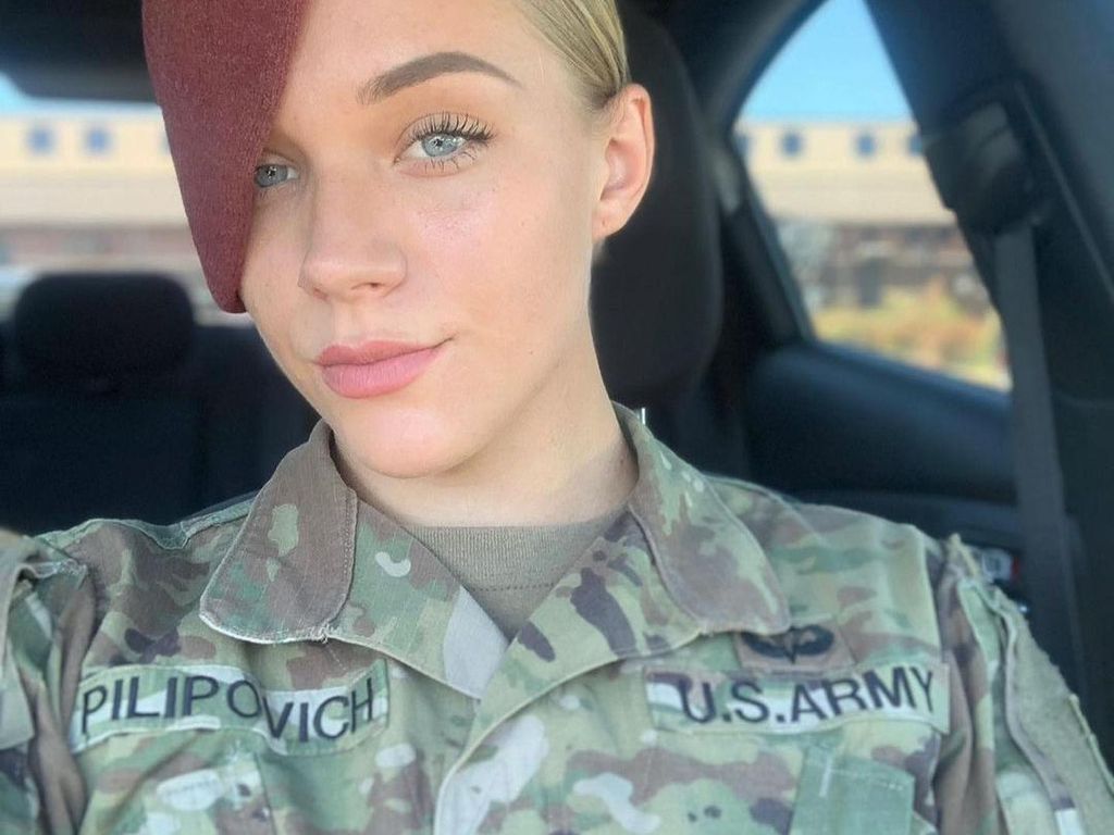 9 Foto Mantan Tentara Pasukan Terjun Payung yang Kini Jadi Model Seksi 9 Foto Mantan Tentara Pasukan Terjun Payung yang Kini Jadi Model Seksi
