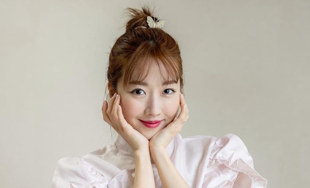 Straight eyebrows ala Sunny Dahye/Instagram.com/sunnydahye