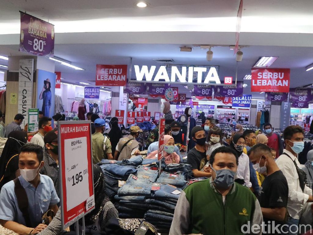 Mal di Kudus Penuh Pengunjung, Banyak yang Abai Prokes Mal di Kudus Penuh Pengunjung, Banyak yang Abai Prokes
