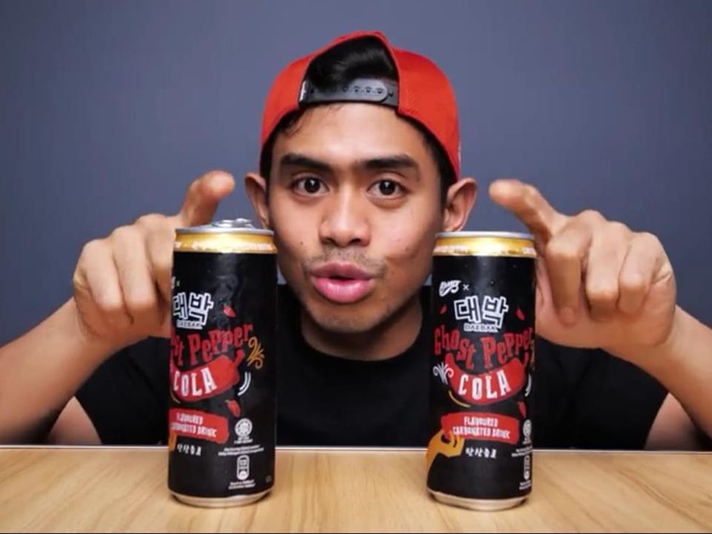 Nekat! Tanboy Kun Minum Soda Pedas untuk Buka Puasa