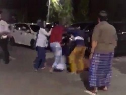 Pria Sulsel Adu Jotos di Halaman Masjid, Sebabnya Istri Semobil Selingkuhan