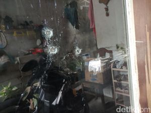 3 Lubang Tembakan di Rumah Warga Sidoarjo Kini Ditutup Lakban Bening 3 Lubang Tembakan di Rumah Warga Sidoarjo Kini Ditutup Lakban Bening