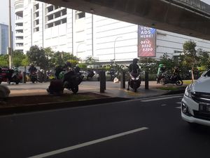 Pemotor Putar Balik di Trotoar Jl Satrio yang Belum Terpasang Portal S Pemotor Putar Balik di Trotoar Jl Satrio yang Belum Terpasang Portal S