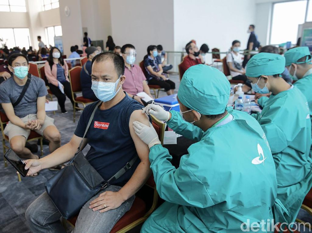 Vaksinasi di Pusat Perbelanjaan Untuk Genjot Perekonomian Vaksinasi di Pusat Perbelanjaan Untuk Genjot Perekonomian