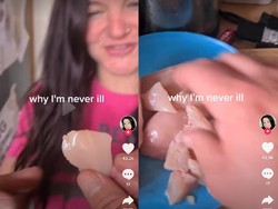 Wanita Ini Pamer Hobinya Makan Daging Ayam Mentah di TikTok