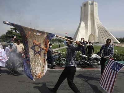 Warga Pakistan-Iran Bakar Bendera Israel di Hari Al Quds Sedunia