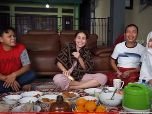 Ajak Penjual Roti Keliling Sahur Bareng, Ayu Ting Ting Kasih Banyak THR!