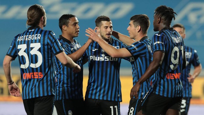 BERGAMO, ITALY - APRIL 25: Ruslan Malinovskyi of Atalanta BC celebrates with Duvan Zapata, Remo Freuler, Luis Muriel and Hans Hateboer after scoring their teams first goal during the Serie A match between Atalanta BC  and Bologna FC at Gewiss Stadium on April 25, 2021 in Bergamo, Italy. Sporting stadiums around Italy remain under strict restrictions due to the Coronavirus Pandemic as Government social distancing laws prohibit fans inside venues resulting in games being played behind closed doors. (Photo by Emilio Andreoli/Getty Images)