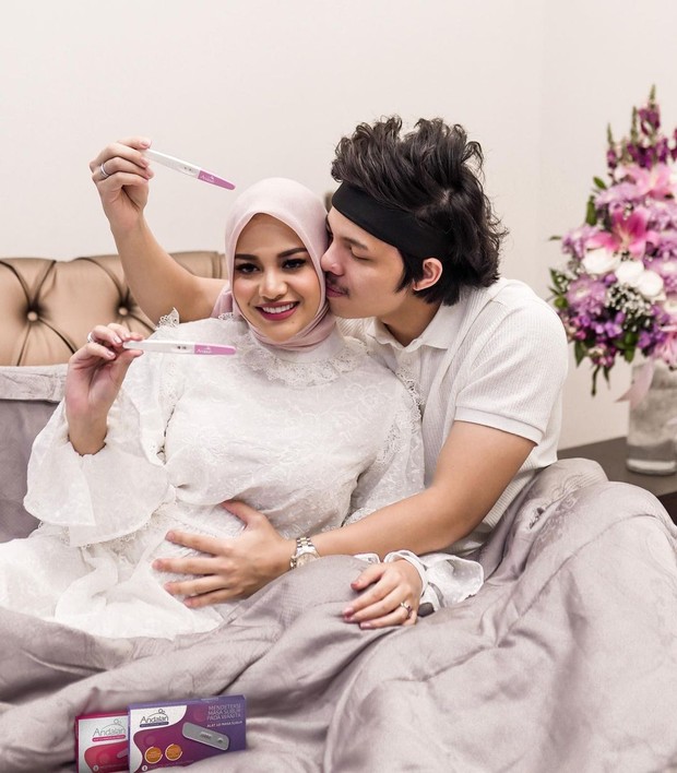 Aurel hamil anak pertama
