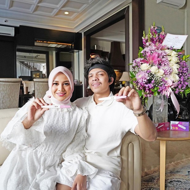 Aurel hamil anak pertama