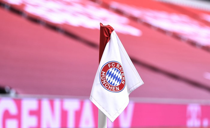 MUNICH, GERMANY - OCTOBER 24: A corner flag with the Bayern Munich logo in front of covered stands during the Bundesliga match between FC Bayern Muenchen and Eintracht Frankfurt at Allianz Arena on October 24, 2020 in Munich, Germany. (Photo by Lukas Barth-Tuttas - Pool/Getty Images)