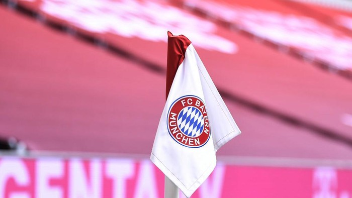 MUNICH, GERMANY - OCTOBER 24: A corner flag with the Bayern Munich logo in front of covered stands during the Bundesliga match between FC Bayern Muenchen and Eintracht Frankfurt at Allianz Arena on October 24, 2020 in Munich, Germany. (Photo by Lukas Barth-Tuttas - Pool/Getty Images)