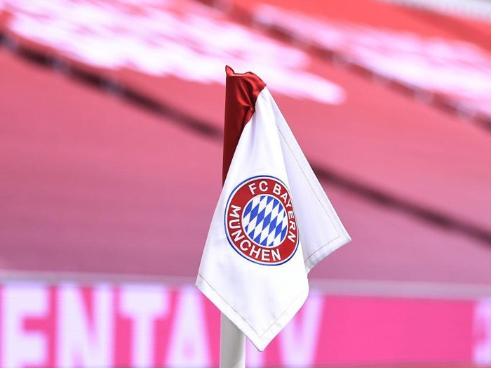MUNICH, GERMANY - OCTOBER 24: A corner flag with the Bayern Munich logo in front of covered stands during the Bundesliga match between FC Bayern Muenchen and Eintracht Frankfurt at Allianz Arena on October 24, 2020 in Munich, Germany. (Photo by Lukas Barth-Tuttas - Pool/Getty Images)