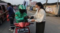 Berbagi Kebahagiaan Ramadhan Lewat Takjil
