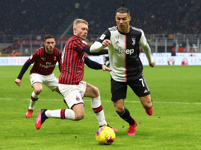 MILAN, ITALY - FEBRUARY 13:  Cristiano Ronaldo (R) of Juventus competes for the ball with Simon Kjaer (L) of AC Milan during the Coppa Italia Semi Final match between AC Milan and Juventus at Stadio Giuseppe Meazza on February 13, 2020 in Milan, Italy.  (Photo by Marco Luzzani/Getty Images)