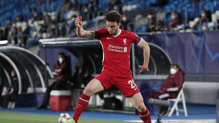 MADRID, SPAIN - APRIL 06: Diogo Jota of Liverpool FC controls the ball during the UEFA Champions League Quarter Final match between Real Madrid and Liverpool FC at Estadio Alfredo Di Stefano on April 06, 2021 in Madrid, Spain. Sporting stadiums around Spain remain under strict restrictions due to the Coronavirus Pandemic as Government social distancing laws prohibit fans inside venues resulting in games being played behind closed doors. (Photo by Gonzalo Arroyo Moreno/Getty Images)