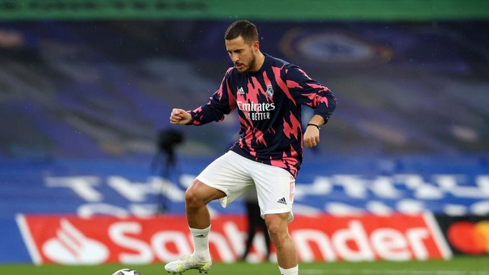 LONDON, ENGLAND - MAY 05: Eden Hazard of Real Madrid warms up prior to the UEFA Champions League Semi Final Second Leg match between Chelsea and Real Madrid at Stamford Bridge on May 05, 2021 in London, England. Sporting stadiums around Europe remain under strict restrictions due to the Coronavirus Pandemic as Government social distancing laws prohibit fans inside venues resulting in games being played behind closed doors. (Photo by Clive Rose/Getty Images)