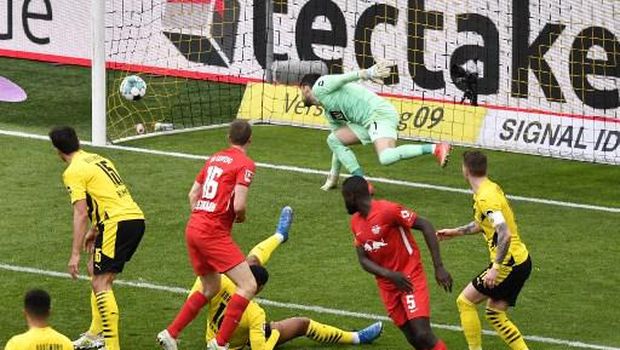 Leipzig's German defender Lukas Klostermann scores past Dortmund's Swiss goalkeeper Roman Buerki during the German first division Bundesliga football match BVB Borussia Dortmund v RB Leipzig in Dortmund, western Germany on May 8, 2021. (Photo by Martin Meissner / POOL / AFP) / DFL REGULATIONS PROHIBIT ANY USE OF PHOTOGRAPHS AS IMAGE SEQUENCES AND/OR QUASI-VIDEO