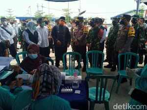 Khofifah Cek Stok Alat Rapid Antigen di Penyekatan Exit Tol Ngawi