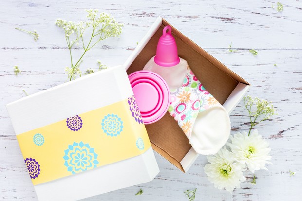 Foto: pexels.com Menstrual cup dan cloth menstrual pad.