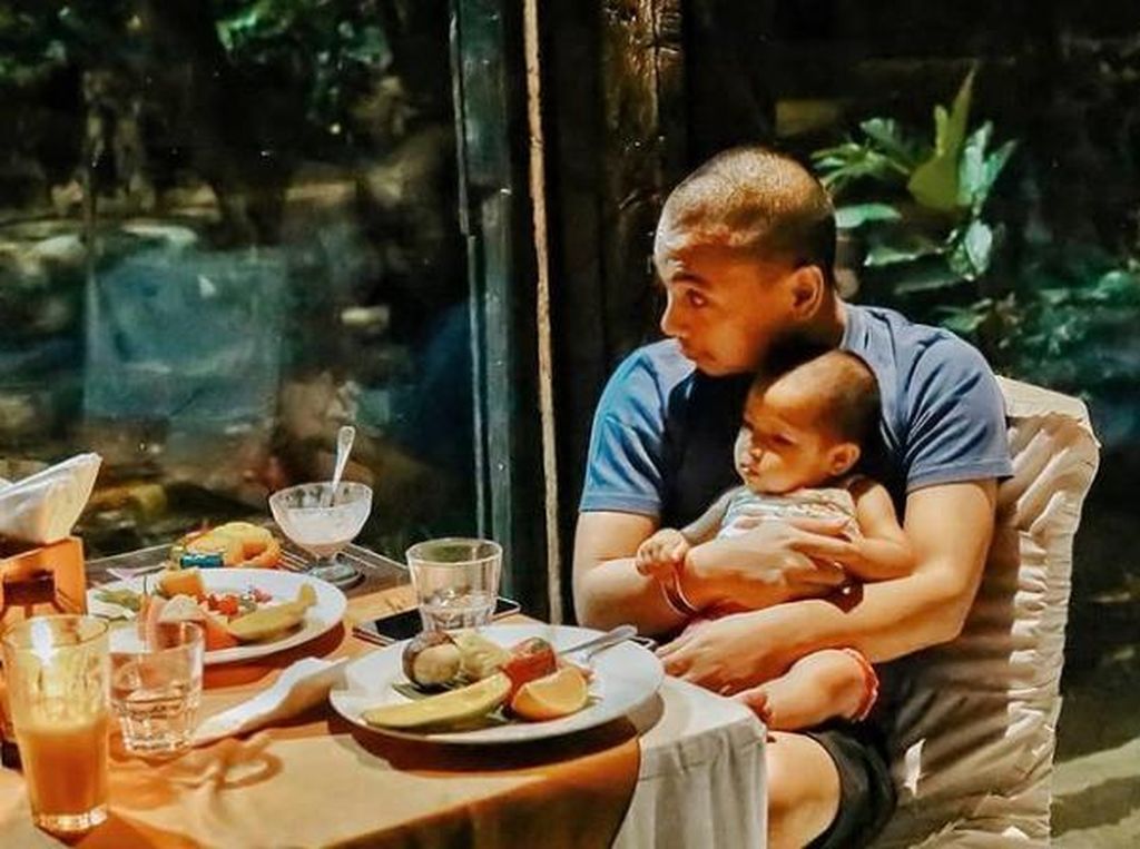 10 Potret Manis Raditya Dika Saat Makan Bersama Istri dan Anaknya 10 Potret Manis Raditya Dika Saat Makan Bersama Istri dan Anaknya